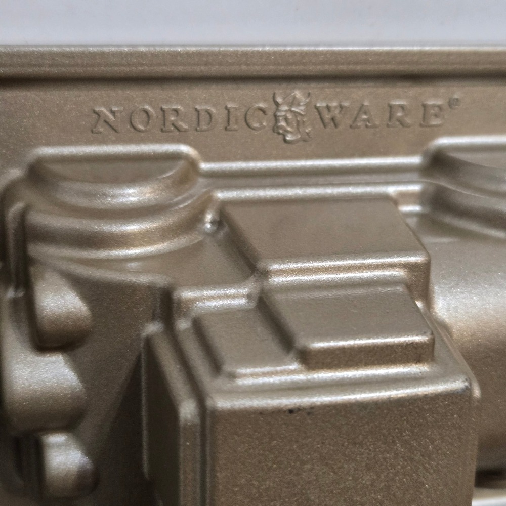 Nordic Ware Car Pan Gold Cast Aluminum sweet ride 8 Cavity Cake Mold 5 Cup USA - Picture 4 of 10